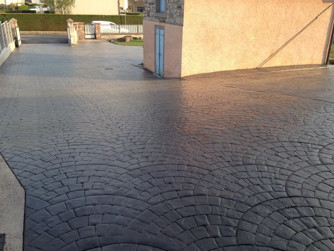 Maison pavée avec du béton imprimé à l'extérieur à Toulon